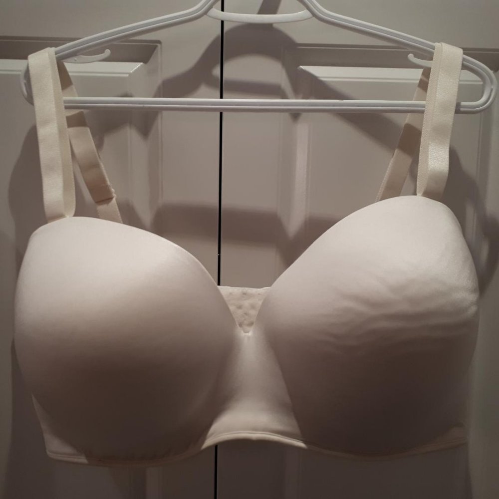 "CACIQUE" STRAPLESS BRA (COMES WITH STRAPS) 42G.....LIKE NEW!